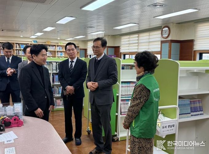 김대중 전남교육감이 순천대석초에서 활동 중인 선배교직원 자원봉사자를 격려하고 있다.