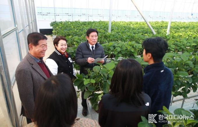 곡성군 관계자들이 임대형 스마트팜에 방문하여, 청년 농업인의 애로사항을 듣고 있다.