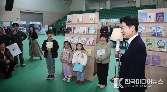 김대중 전라남도교육감이 ‘나도 작가 프로젝트’에 참여한 학생 작가들에게 격려의 말을 전하고 있다.
