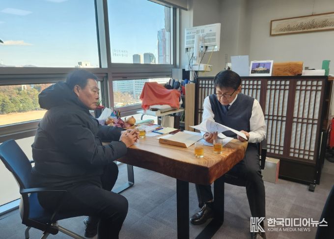 무안군 주요 사업 반영 현황 파악을 위해 서삼석 국회의원실을 방문한 김산 군수