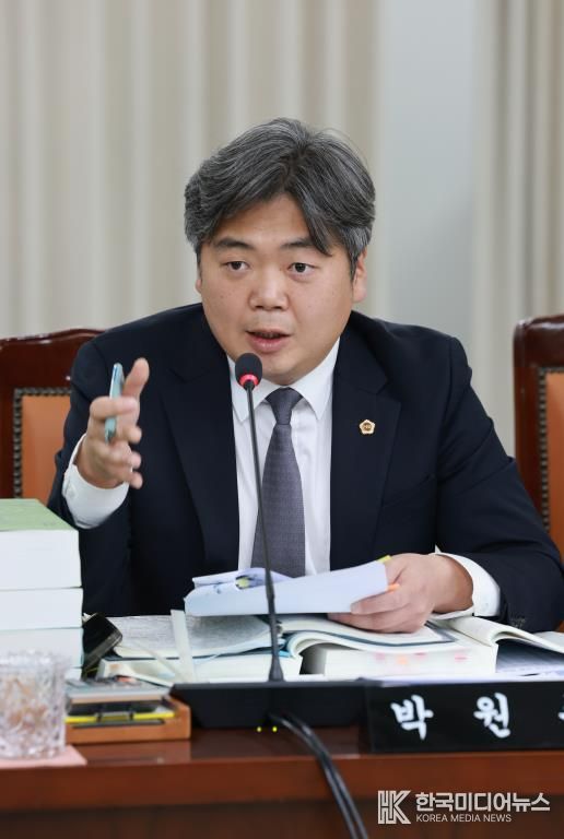 본예산 심사 중인 박원종 전남도의원
