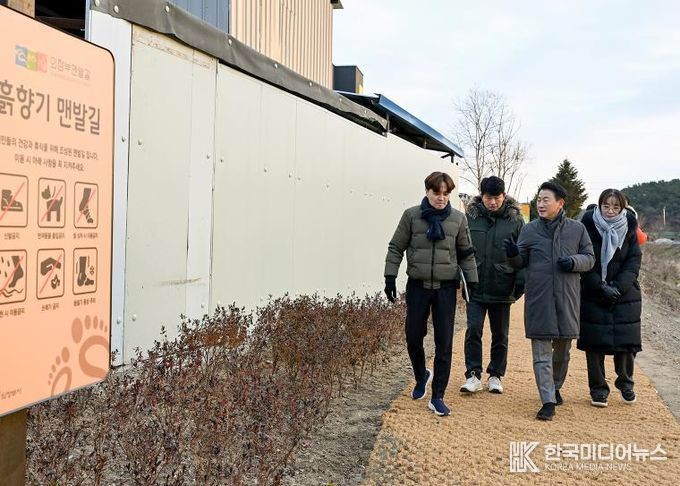 김동근 시장이 12월 3일 금오동 자일천변에 조성된 맨발길을 점검하고 있다.