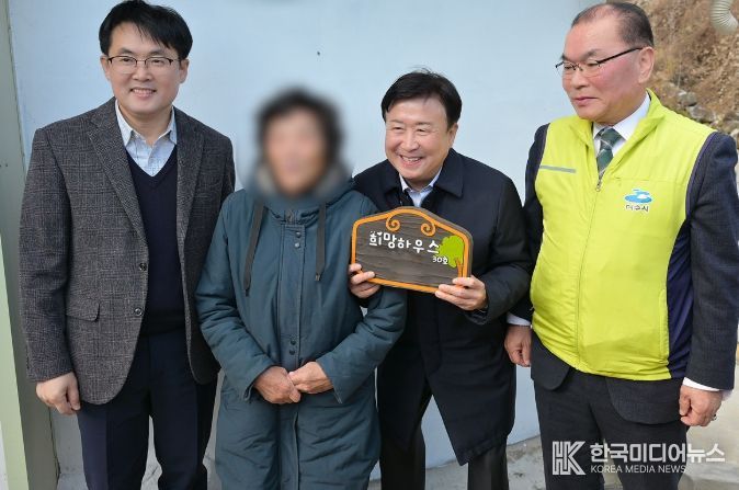 롯데케미칼㈜여수공장(본부장 김성권)과 함께 화양면 독거 어르신을 위한 ‘희망하우스 30호’를 준공하고 지난 3일 현판식을 개최했다.