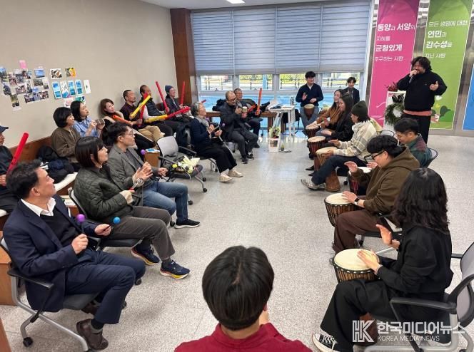 지난 3일 2025 순천에코칼리지 실험과정 수료식 참석자들이 드럼서클 활동으로 젬베 등 악기 합주를 하고 있다