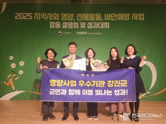 보건복지부 장관 표창을 받은 후 보건소 직원들과 함께 포즈를 취하고 있다.