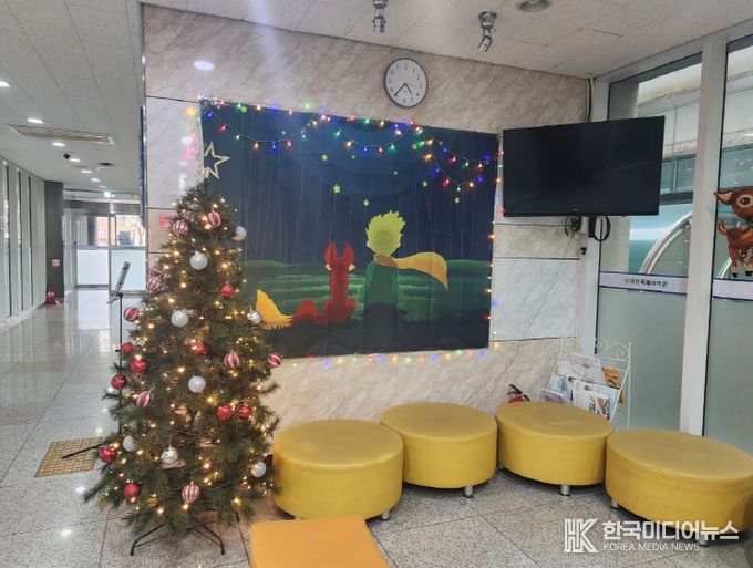 크리스마스 장식으로 학습환경 개선