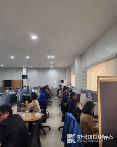 체납조사반 전화 상담 모습