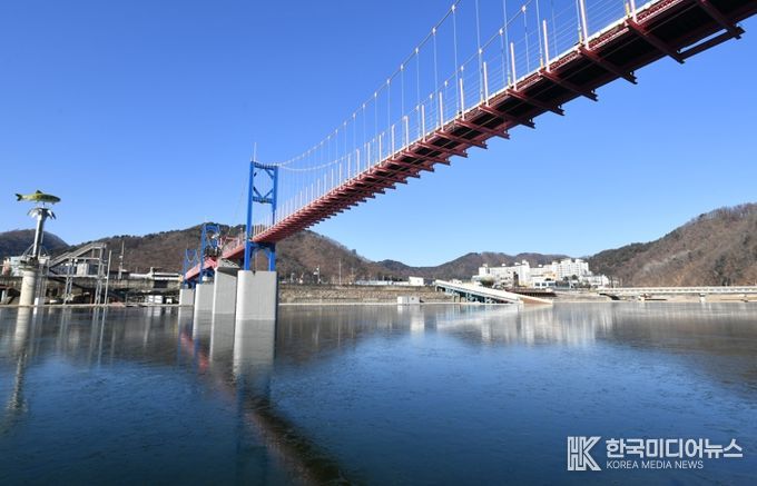 강추위가 찾아온 지난 4일 오전, 화천산천어축제가 열리는 화천천 수면에 얼음판이 형성되고 있다