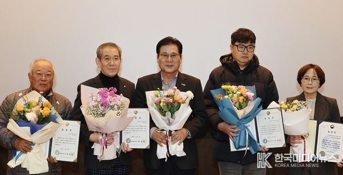 엄다면 주장평 씨(오른쪽 두번째)가 표창을 받는 사진
