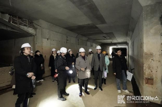 구미동 성남물빛정원 지하 공동구 활용도를 찾기 위해 진행 중인 시민 탐사대 프로그램에 참여 중인 신상진 성남시장