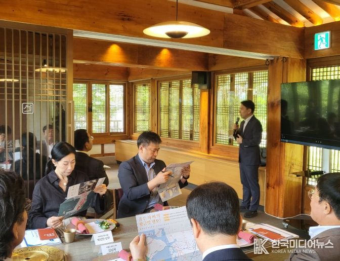 인천항만공사 물류전략처장이 호텔 최고 경영 책임자(CEO)를 대상으로 골든하버 복합지원용지를 홍보하고 있다