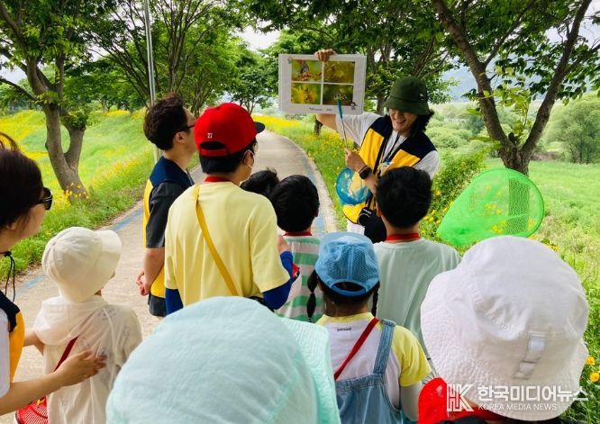 학교 밖 마을교육의 일환으로 섬진강 생태습지를 견학하는 어린이들