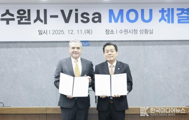 이재준 수원시장(오른쪽)과 패트릭 스토리 비자 코리아 사장이 협약 체결 후 함께하고 있다.