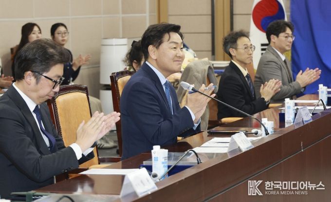 11일 전북특별자치도청 종합상황실에서 열린 2025년 전북특별자치도 유망중소기업 인증서 수여식에 김관영 도지사가 12개 선정기업에게 인증서와 인증현판을 수여하고 있다.