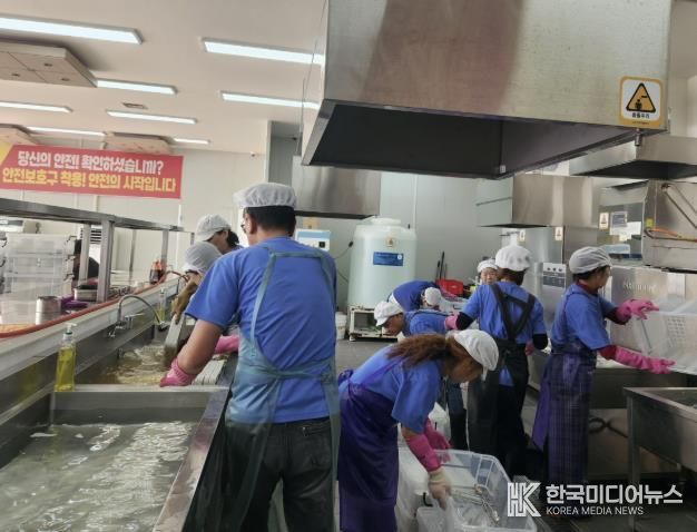 세척 작업 중인 세척사업단