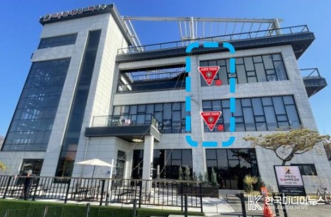 소방관 진입창 표시 스티커 부착