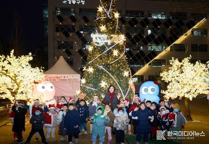 크리스마스 트리 점등식 모습(가운데 이수희 강동구청장)