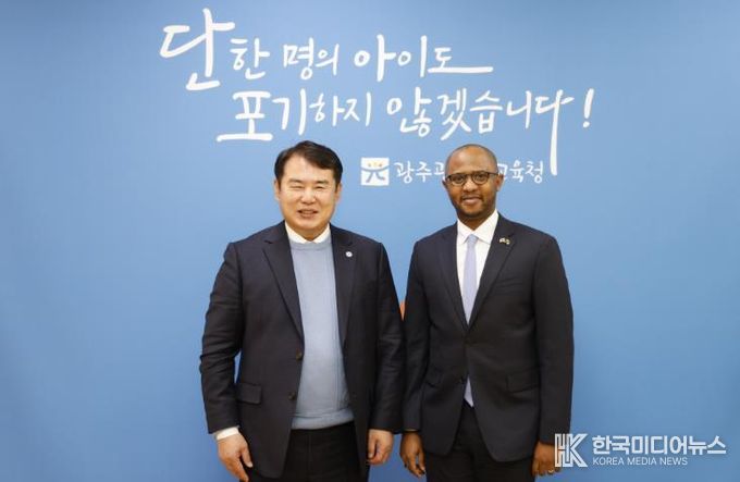 이정선 광주시교육감이 15일 교육감실에서 탄자니아대사관 토골라니 에드리스 마부라(Togolani Edriss Mavura) 대사과 만나 교육기관 협력 방안을 논의한 후 기념사진을 촬영하고 있다.