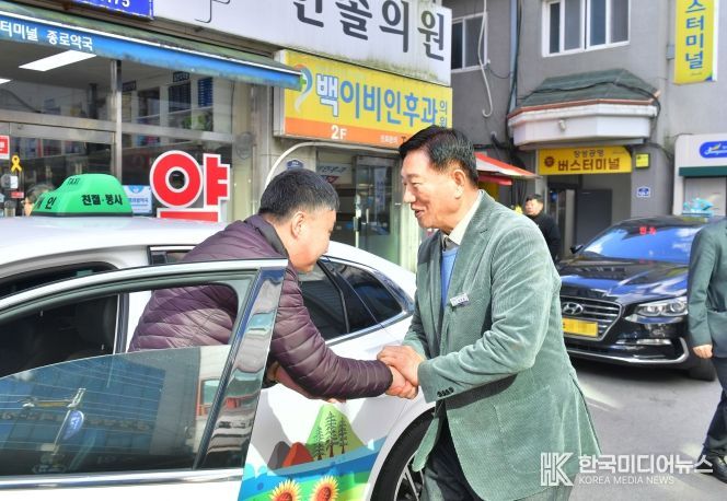 김한종 장성군수(우)가 택시 종사자들에게 감사 인사를 전하고 있다.