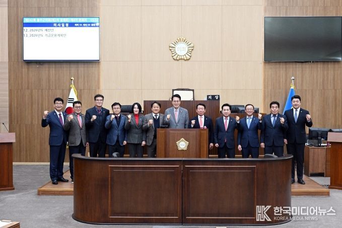 19일 울주군의회 의사당 본회의장에서 열린 제242회 정례회 제4차 본회의를 통해 올 한해 공식 의정활동을 마무리한 울주군의회 최길영 의장을 비롯한 의원들이 이순걸 군수와 기념촬영을 하고 있다.