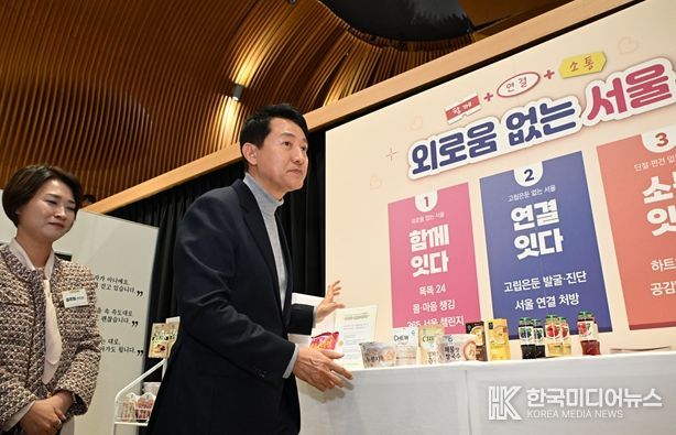 오세훈 서울시장이 22일 오전 서울시청에서 열린 고립·은둔청년 지원사업 성과공유회에서 서울마음편의점 전시 부스를 살펴보고 있다.