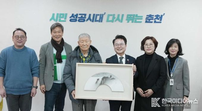 한국화 거장 임전 허문, 춘천시에 ‘운무산수화’ 기증