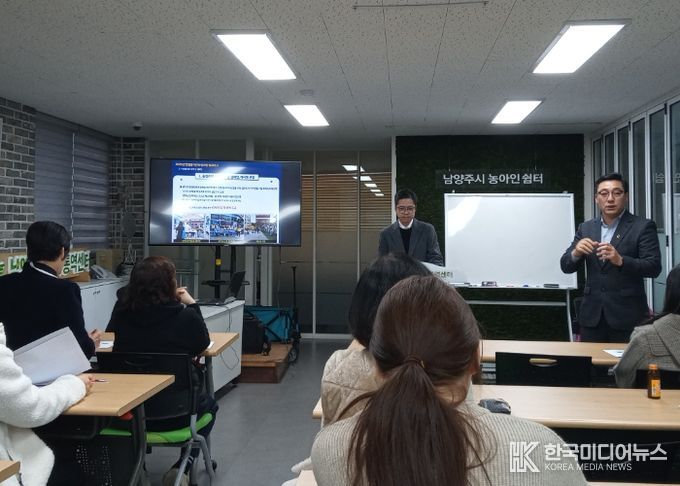 이희문 금곡홍유릉상점가 상인회장(우)이 올 한 해 추진한 사업 성과를 설명하며, 상인들에게 소감과 감사의 인사를 전하고 있다.