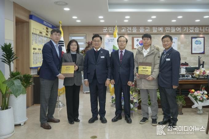 인증 현판 전달 후 기념 사진(양평군수, 참석자 전체)