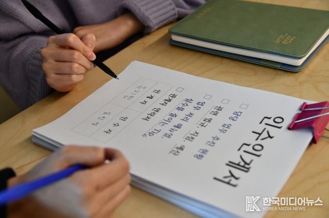 인수인계를 하는 모습(연출된 사진입니다)