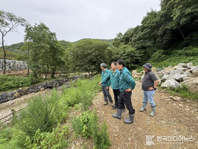 서산시가 지난 7월 집중호우로 인한 산림 피해를 확인하기 위해 현장을 점검하는 모습