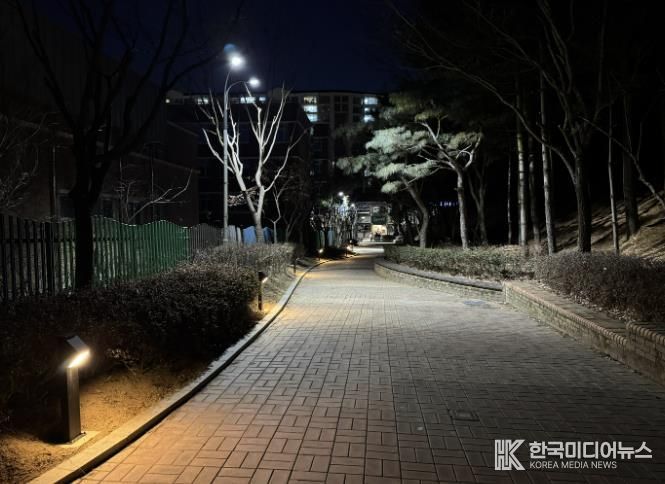 기흥구는 산양초등학교와 구갈중학교 후문의 보행자도로 보안등 등을 교체했다