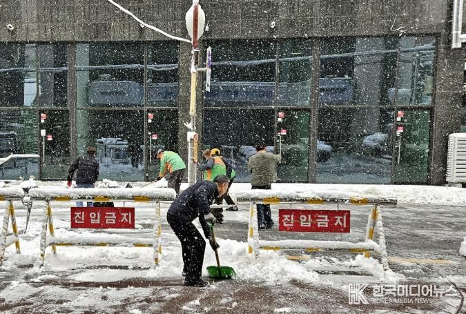 부천시 공직자들이 시민 안전을 위해 제설작업을 진행하고 있다.