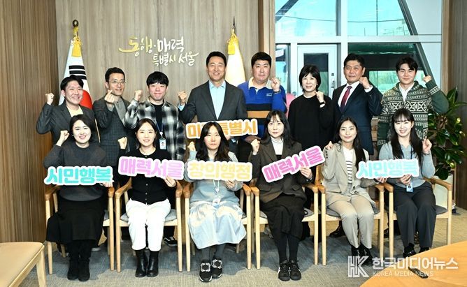 오세훈 서울시장이 31일 시장 집무실에서 24일 진행한 ‘창의발표회’ 참여 공무원들과 간담회를 하고 기념사진을 촬영하고 있다.