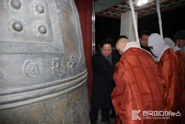 타종에 참여하고 있는 주광덕 시장