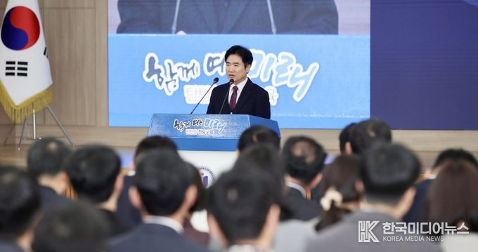 2026년 시무식에서 김대중 교육감이 인사말을 하고 있다