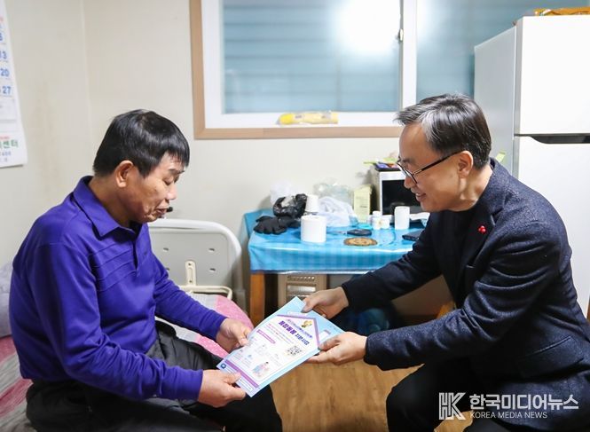 유성훈 금천구청장이 통합돌봄 대상 가구에 방문해 통합돌봄 지원사업을 설명하고 있다