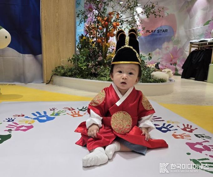 2025년 추석 행사 당시, 아이맘 강동 성내1동점에서 한복을 입은 영유아들의 모습