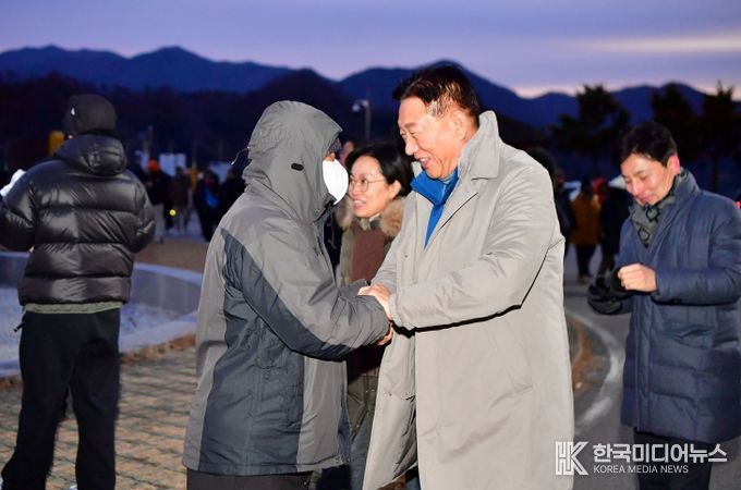 김한종 장성군수가 1일 장성호 제방 해맞이 행사에서 군민들과 새해 인사를 나누고 있다.