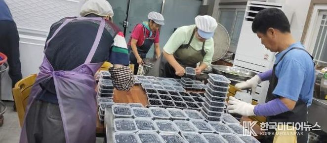 화순지역자활센터 도시락사업단에서 아동급식 도시락을 준비하고 있는 모습