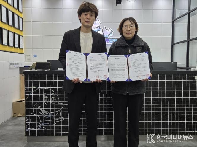 수원시‧마린크루 수원센터 관계자가 협약식 후 기념촬영을 하고 있다.