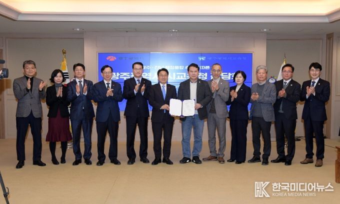 강기정 광주광역시장이 7일 오후 시청 비즈니스룸에서 열린 ‘광주시-교육청 시도 행정통합 간담회’에 참석해 ‘광주·전남 대통합 성공과 교육혁신을 위한 공동선언문’을 발표한뒤 기념촬영을 하고 있다. /광주광역시 제공