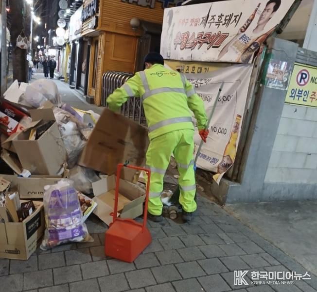 저녁시간 청소전담반이 노량진 학원가(만양로) 일대 무단투기 수거 및 가로 청소를 실시하고 있다.