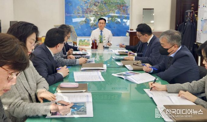 조석훈 목포시장 권한대행이 대반동·선창권역 현안업무 점검회의를 주재하고 있다.