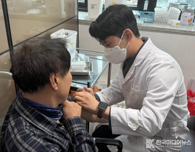 나주시 보건소가 65세 이상 어르신을 대상으로 페렴구균 무료 예방접종을 진행중이다.(사진 제공-나주시)