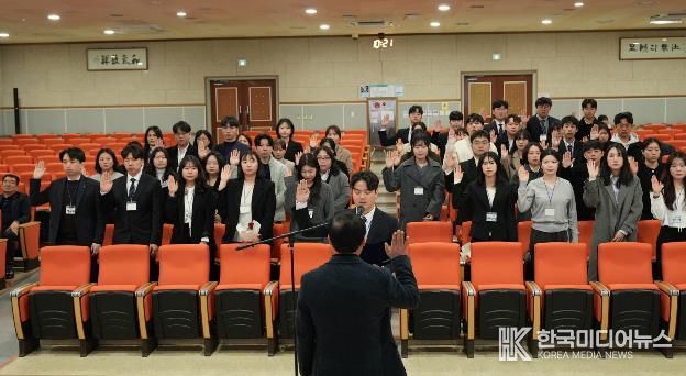 신규 임용자들이 공직자로서의 책무를 다짐하는 복무 선서를 하고 있다.