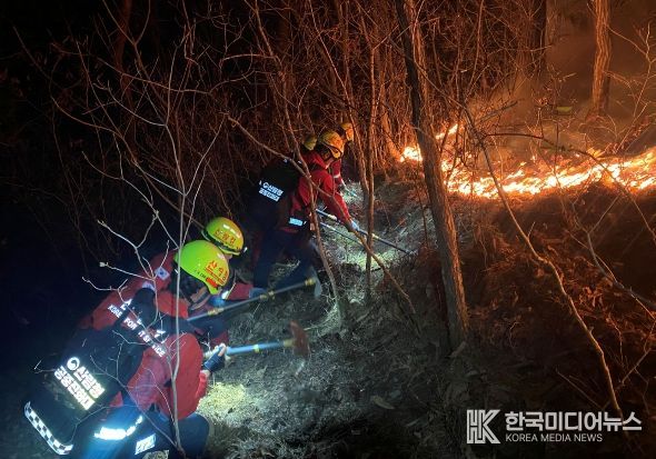 산불진화에 총력을 기울이고 있는 산림청 공중진화대원