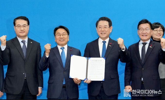 김영록 전남도지사(오른쪽 두 번째)와 강기정 광주광역시장이 9일 오후 광주 서구 김대중컨벤션센터에서 열린 ‘광주·전남 행정통합 시도민 보고회’에 참석해 공동발표문을 들고 화이팅을 외치고 있다.