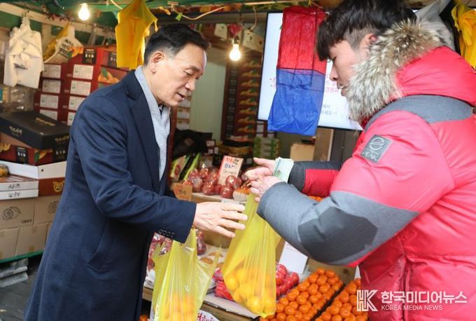 개포시장에서 장을 보는 조성명 강남구청장