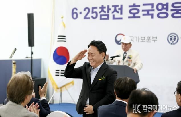 보훈행사에서 국가보훈대상자들과 소통하는 이성헌 서대문구청장