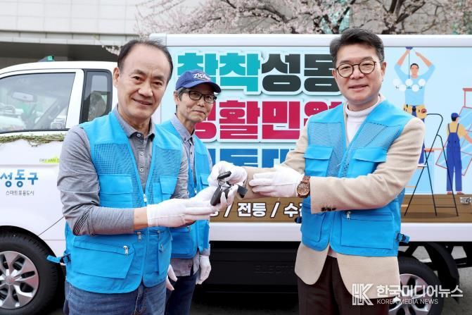 지난해 ‘착착성동 생활민원기동대 전용 차량 교체 축하식’에서 차 키를 전달하고 있는 정원오 성동구청장(우측) 모습